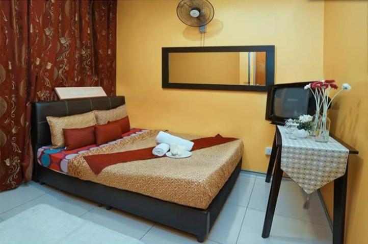 Postel nebo postele na pokoji v ubytování Ghazrins Hotel Dataran Larkin
