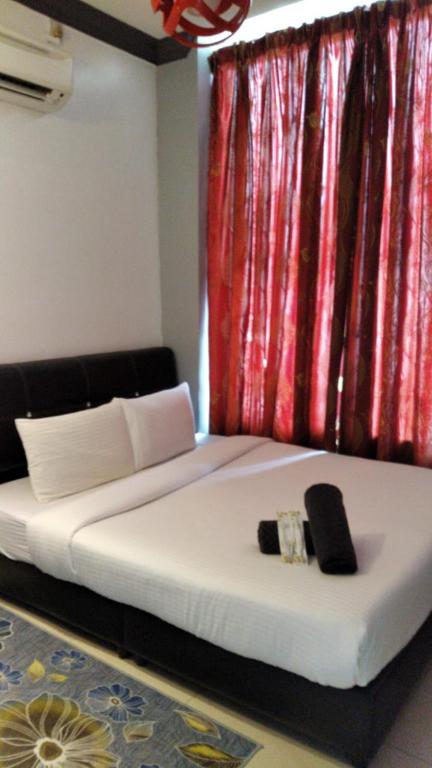 Postel nebo postele na pokoji v ubytování Ghazrins Hotel Dataran Larkin