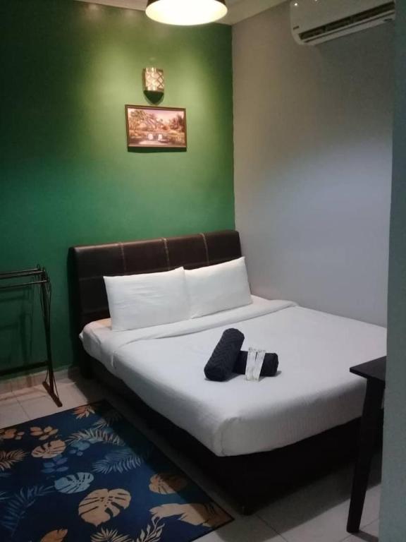 Postel nebo postele na pokoji v ubytování Ghazrins Hotel Dataran Larkin