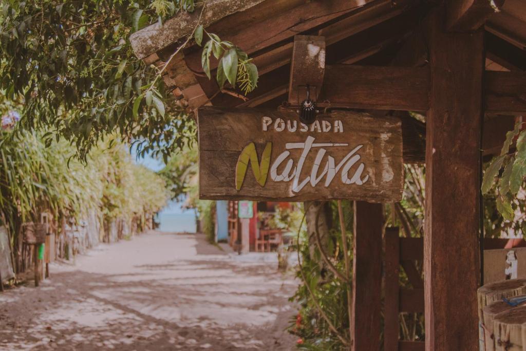 Ein Zeichen, das auf einer Straße puna natal liest in der Unterkunft Pousada Nativa in Caraíva