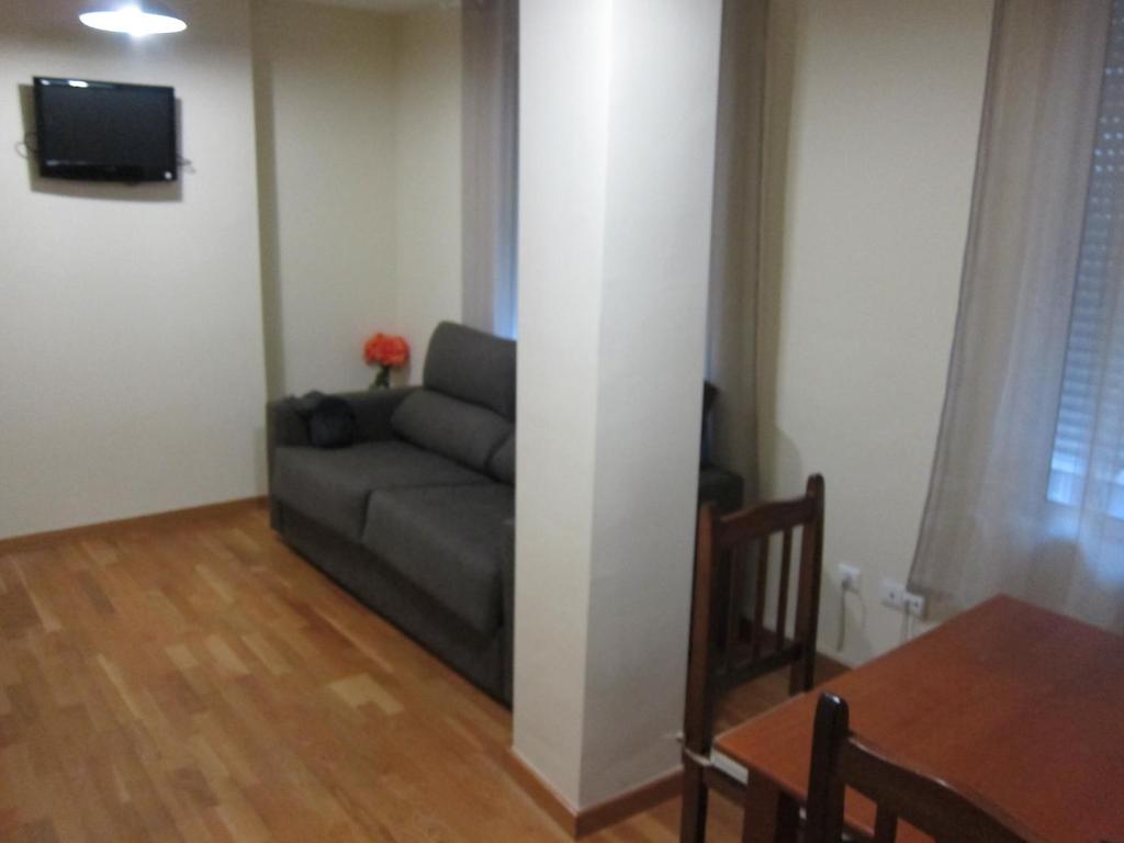 een woonkamer met een bank en een tafel bij Apartamentos Valencia in Valencia