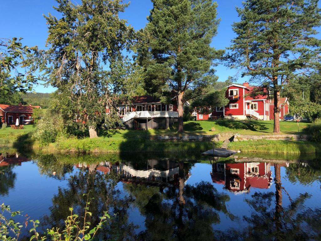 イェルブシェーにあるStrandvägen 6A Ragnhildの湖からの家の眺め