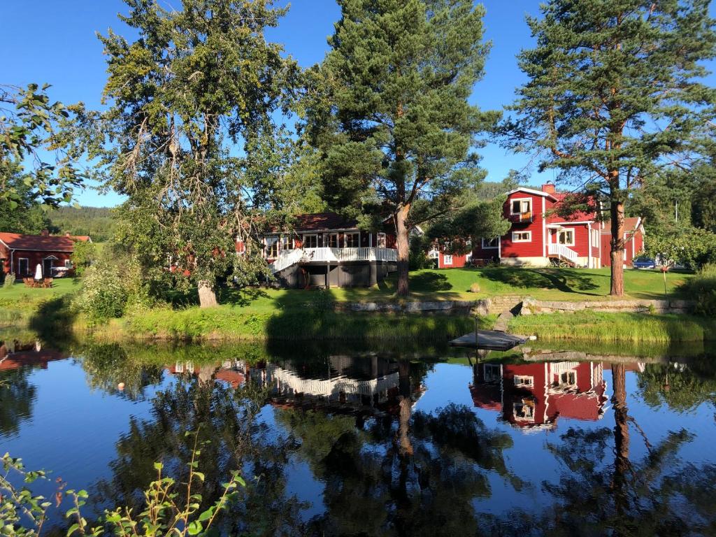 a view of a house from the lake at Strandvägen 6A Ragnhild in Järvsö