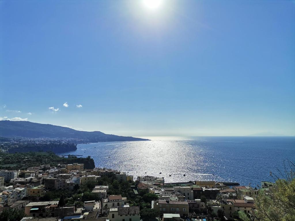 uitzicht op de stad en de oceaan bij A casa di Italia in Napels