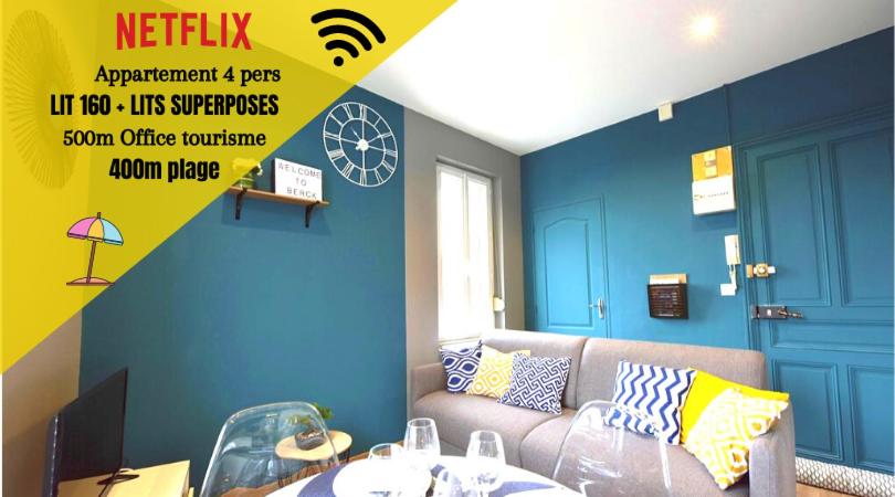 - un salon avec un canapé et un mur bleu et jaune dans l'établissement Appartement "l'Univers Marin" - 50m Front de Mer, à Berck-sur-Mer