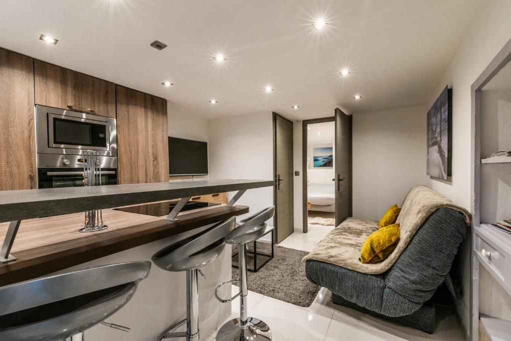 a living room with a bar and chairs in a room at la terrasse du lac in Veyrier-du-Lac