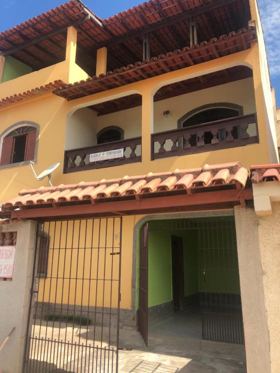 De Angelis - Casa de praia em Piuma com WI-FI في بيوما: مبنى امامه بوابة