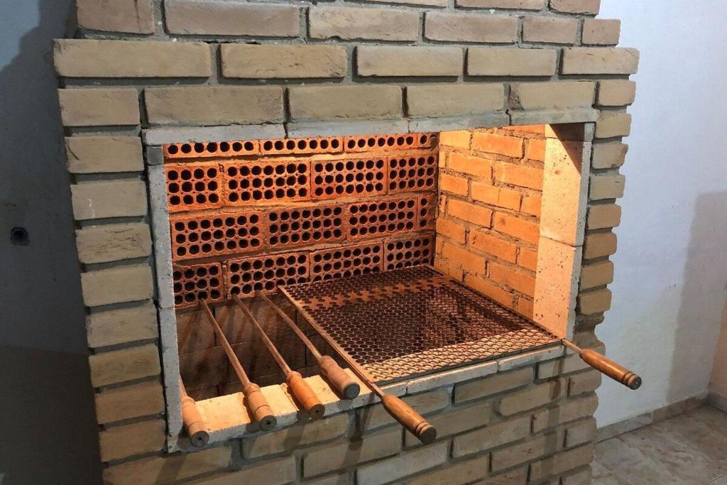  Casa grande 03 quartos com churrasqueira e internet