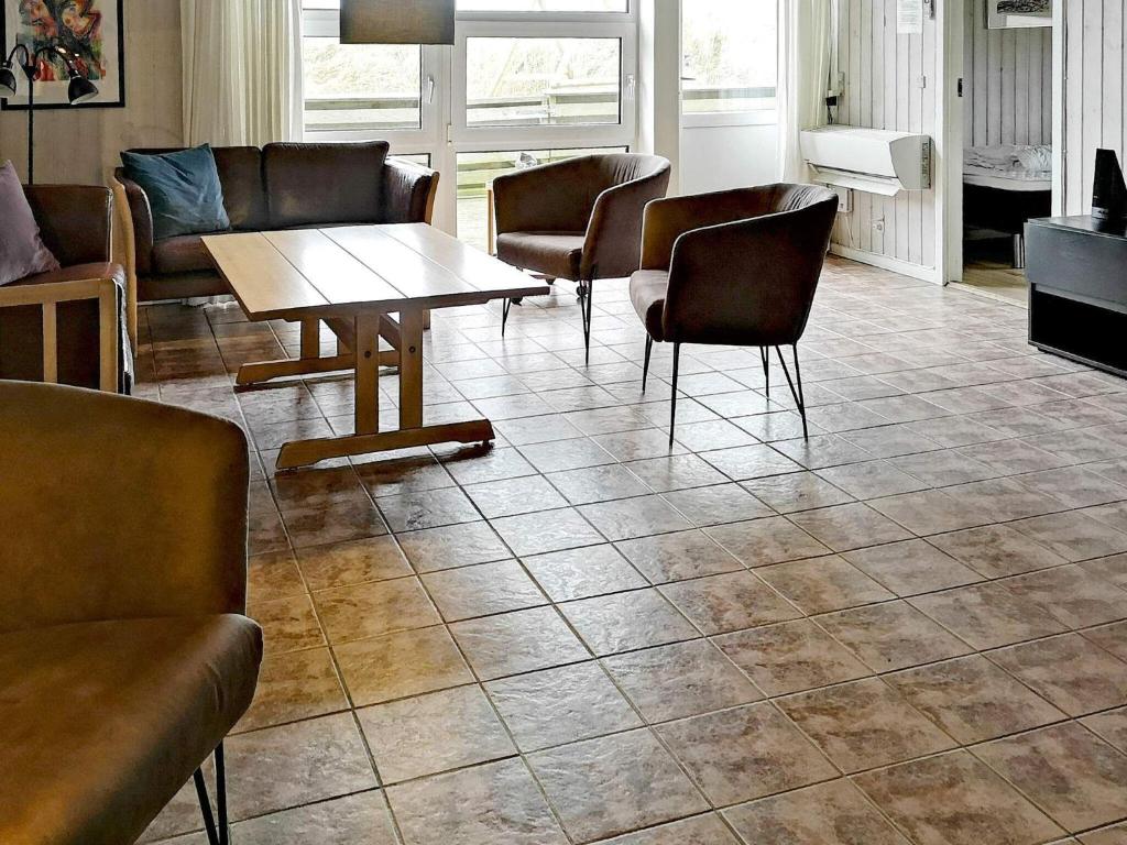 Posezení v ubytování 10 person holiday home in Ringkøbing