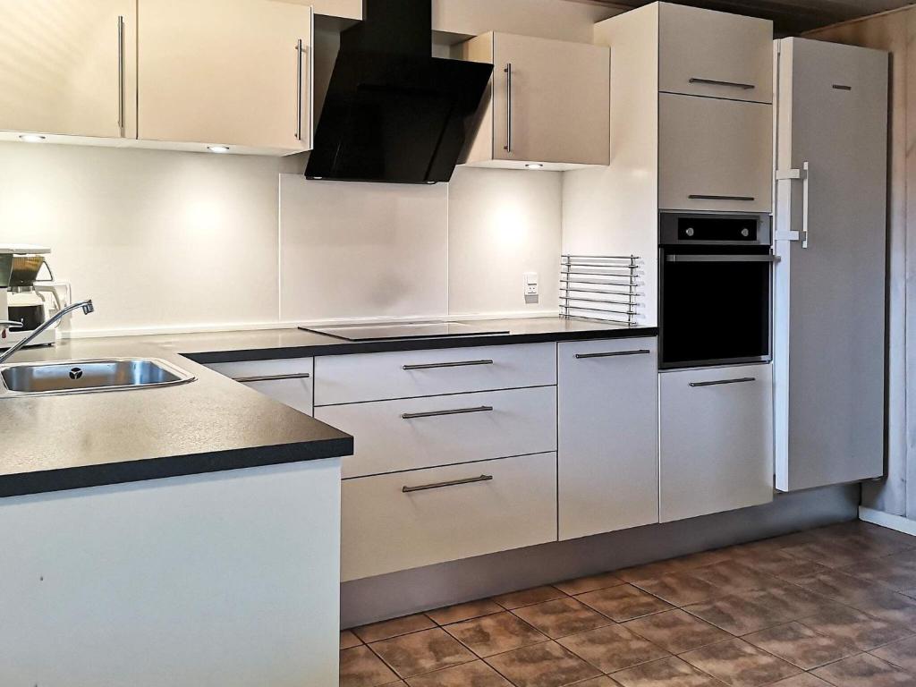 Kuchyň nebo kuchyňský kout v ubytování 10 person holiday home in Ringkøbing