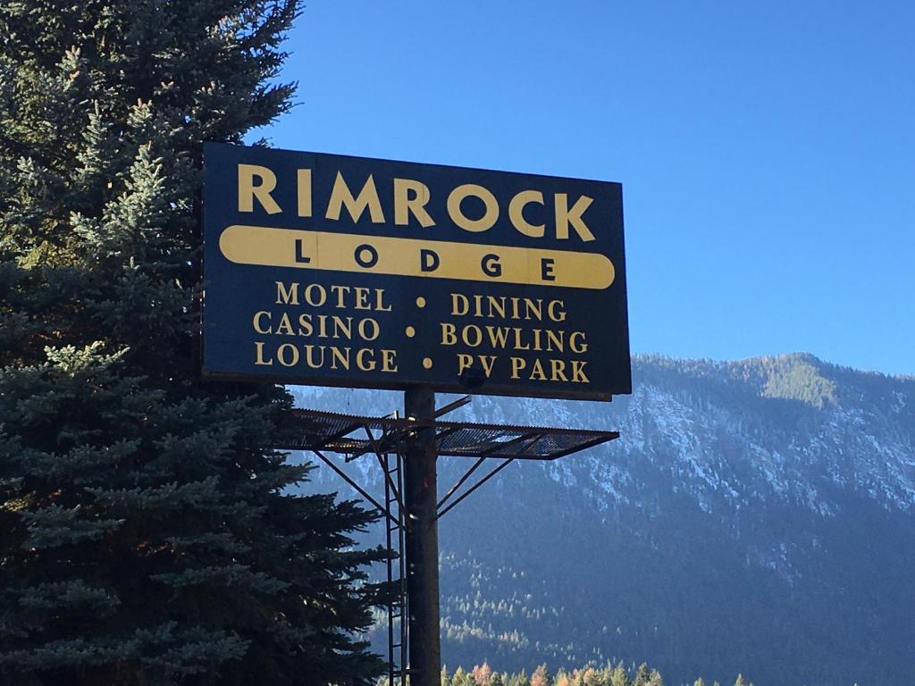 - un panneau indiquant un lodge ringerck dans les montagnes dans l'établissement Rimrock Lodge LLC, à Thompson Falls