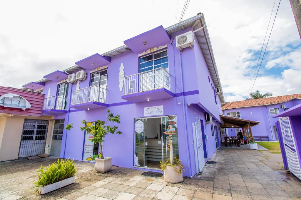 ein lila Haus mit einem Innenhof in der Unterkunft Pousada Santa Ana in Florianópolis