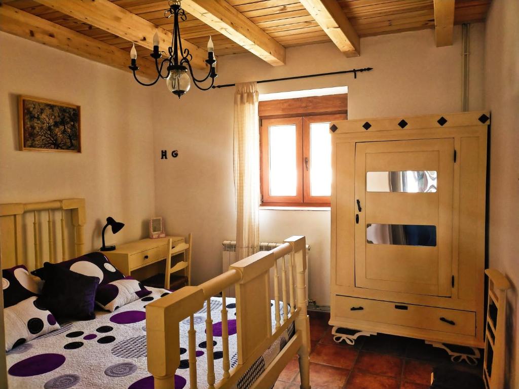 1 dormitorio con 1 cama, armario y ventana en Hansel y Gretel, en Pedrosa del Rey