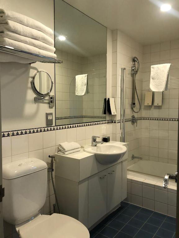 Koupelna v ubytování Fino Hotel & Suites