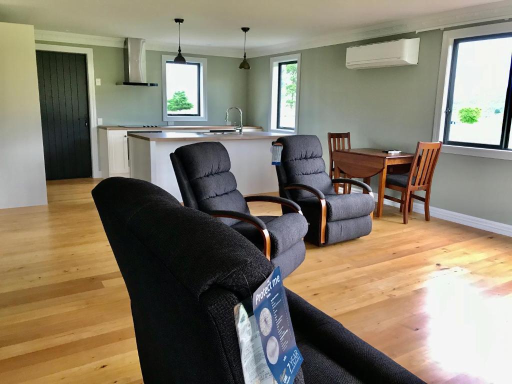 Posezení v ubytování Kepler Oaks Chalet