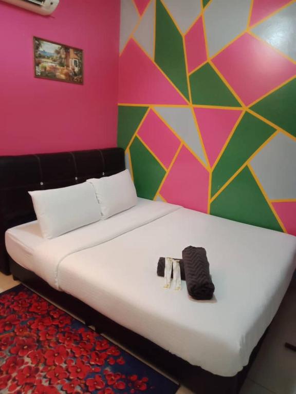 Postel nebo postele na pokoji v ubytování Ghazrins Hotel Dataran Larkin