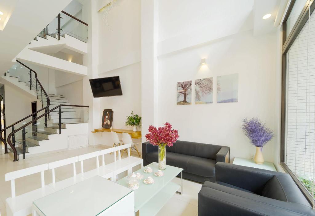 a living room with a couch and a table at Xuan Cuong Hotel in Da Lat