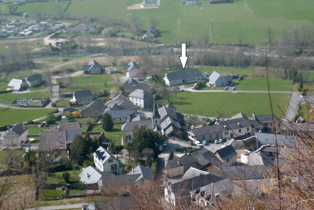 - une vue aérienne sur un village avec des maisons dans l'établissement Lo Saunei, à Laruns