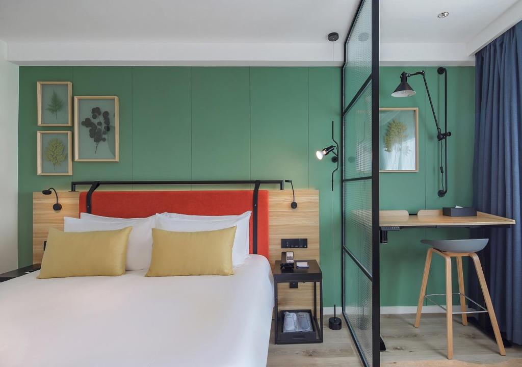 Postel nebo postele na pokoji v ubytování Campanile Shanghai Bund Hotel