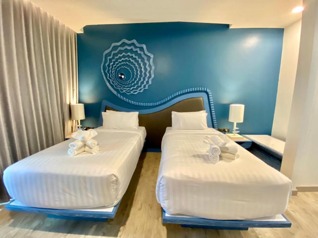 Postel nebo postele na pokoji v ubytování Elmas Cha Am Design Hotel