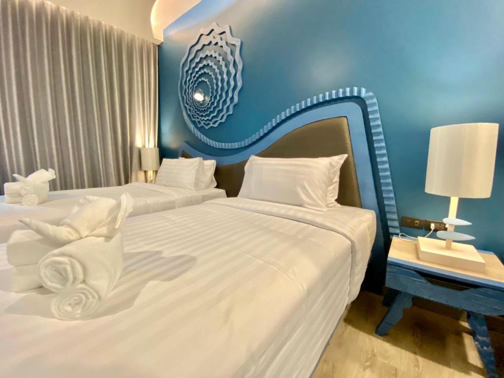 Postel nebo postele na pokoji v ubytování Elmas Cha Am Design Hotel