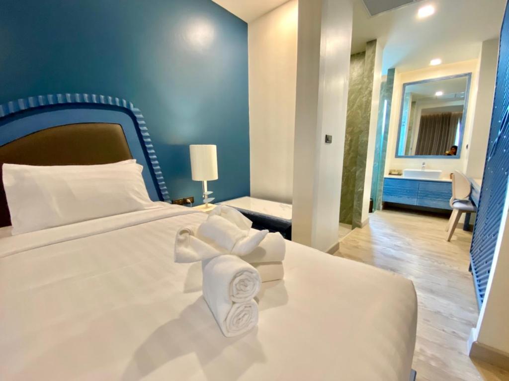 Postel nebo postele na pokoji v ubytování Elmas Cha Am Design Hotel
