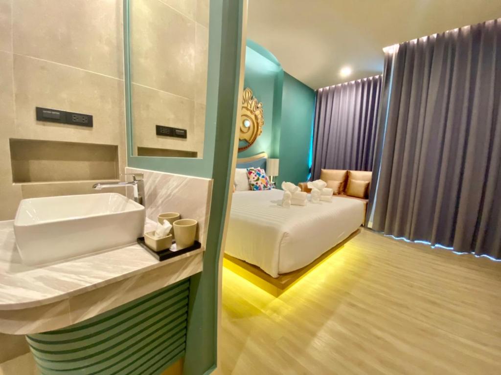 Postel nebo postele na pokoji v ubytování Elmas Cha Am Design Hotel
