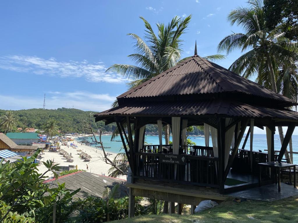 einen Pavillon am Strand neben einem Strand in der Unterkunft Aman Dan Laut in Perhentian Island