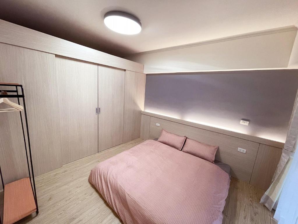 Postel nebo postele na pokoji v ubytování 樂室Room