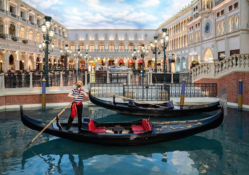 The Venetian: Best Suites in Las Vegas for a Romantic, Couples Trip