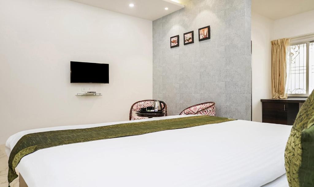 TV a/nebo společenská místnost v ubytování Treebo Hotel A1
