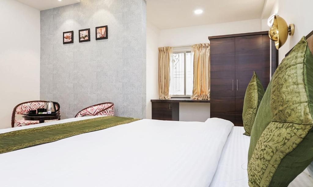 Postel nebo postele na pokoji v ubytování Treebo Hotel A1