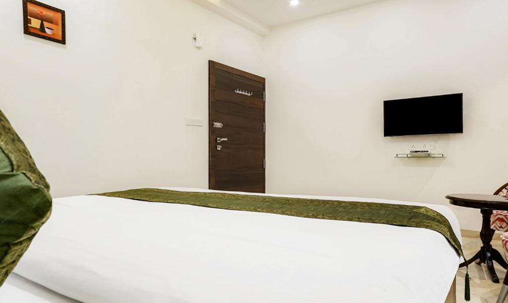 TV a/nebo společenská místnost v ubytování Treebo Hotel A1
