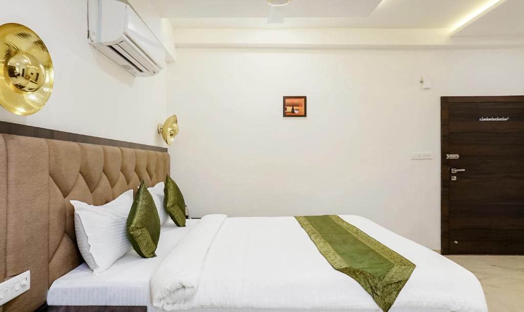 Postel nebo postele na pokoji v ubytování Treebo Hotel A1