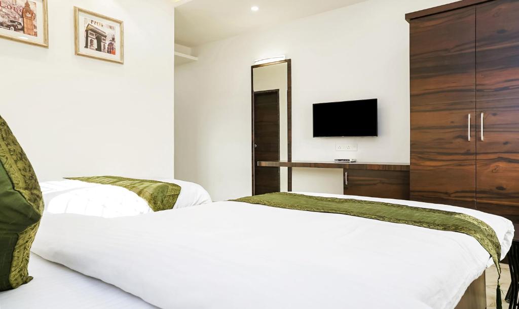Postel nebo postele na pokoji v ubytování Treebo Hotel A1