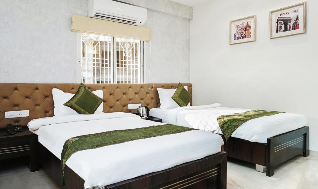 Postel nebo postele na pokoji v ubytování Treebo Hotel A1