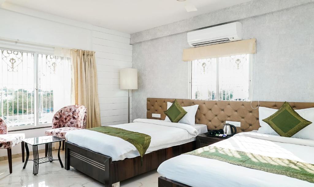 Postel nebo postele na pokoji v ubytování Treebo Hotel A1
