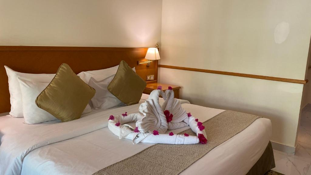 Postel nebo postele na pokoji v ubytování Golden Tulip Nizwa Hotel