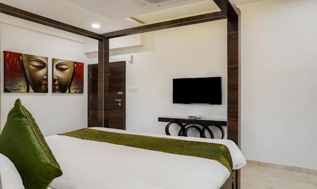 TV a/nebo společenská místnost v ubytování Treebo Hotel A1