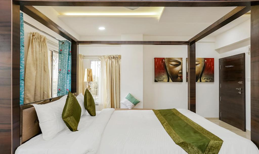 Postel nebo postele na pokoji v ubytování Treebo Hotel A1