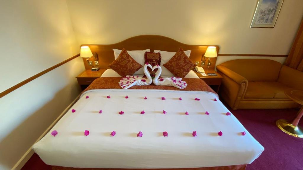 Postel nebo postele na pokoji v ubytování Golden Tulip Nizwa Hotel