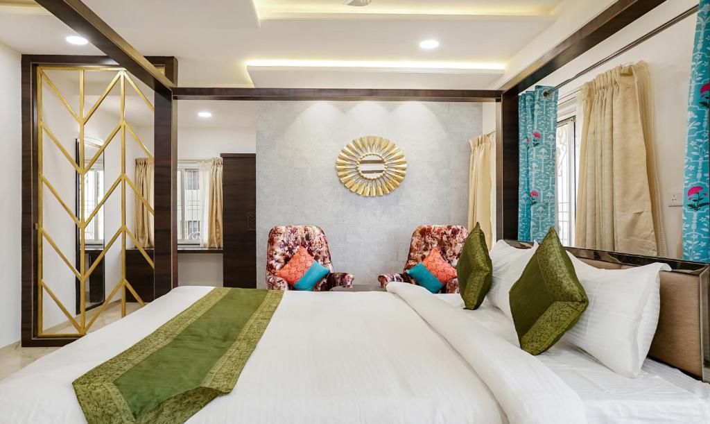 Postel nebo postele na pokoji v ubytování Treebo Hotel A1