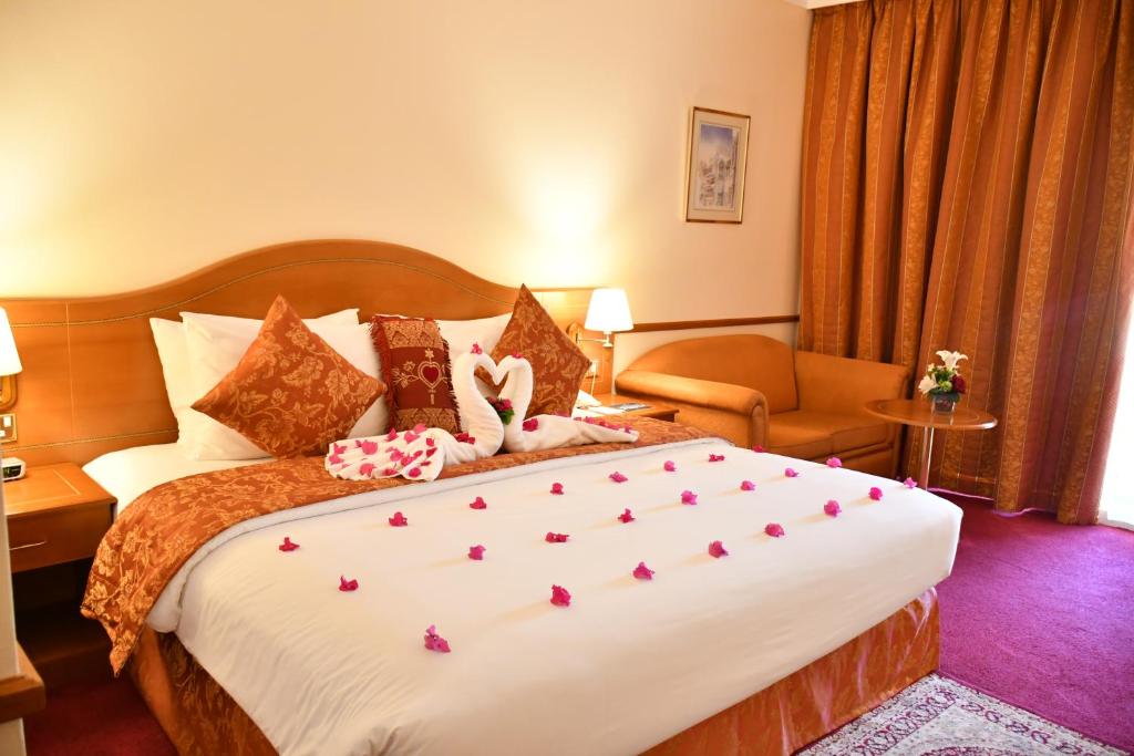 Postel nebo postele na pokoji v ubytování Golden Tulip Nizwa Hotel