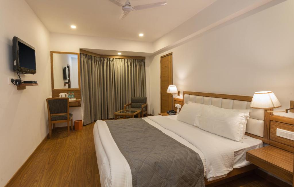 Postel nebo postele na pokoji v ubytování Country Inn Premier Pacific Mall Road Mussoorie