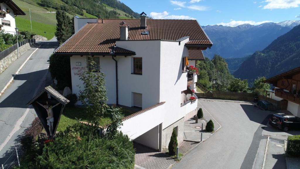 een huis met uitzicht op een berg bij Residence Am Wegkreuz in Senales