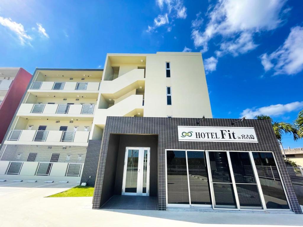 un edificio con un letrero que dice ajuste norte en HOTEL Fit in Miyakojima en Isla Miyako