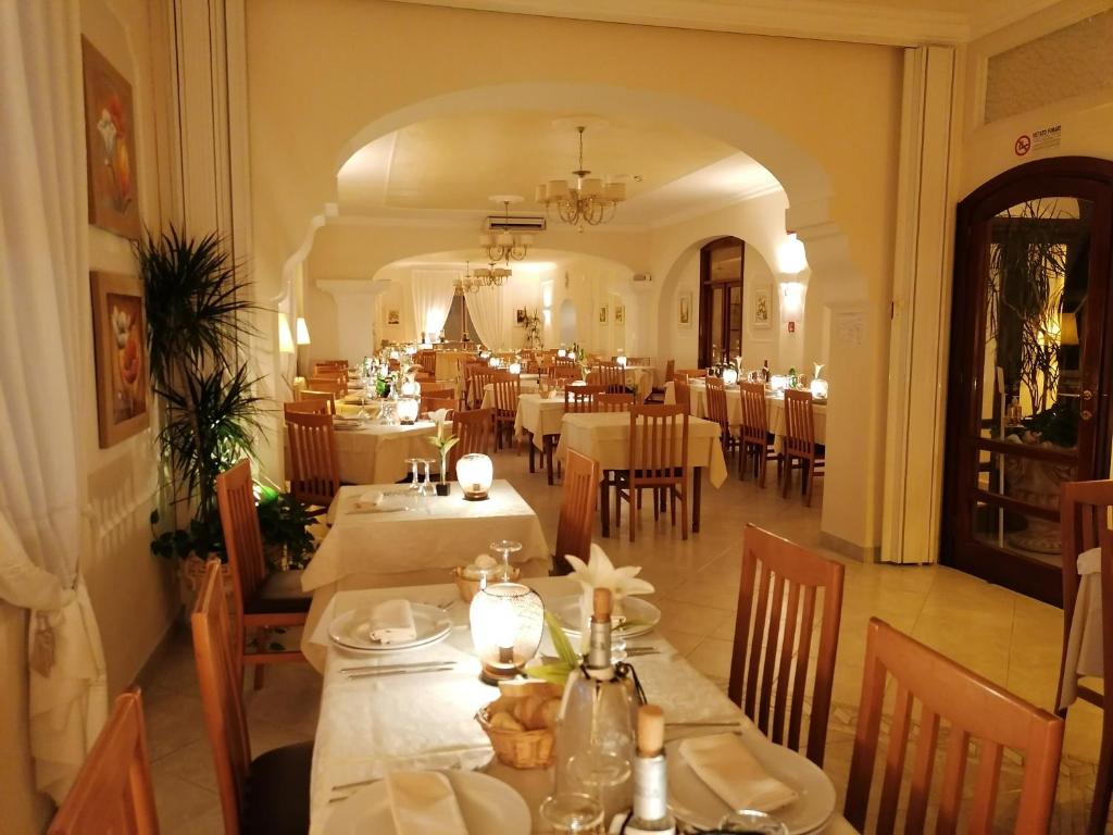 Restaurace v ubytování Hotel Casa Di Meglio