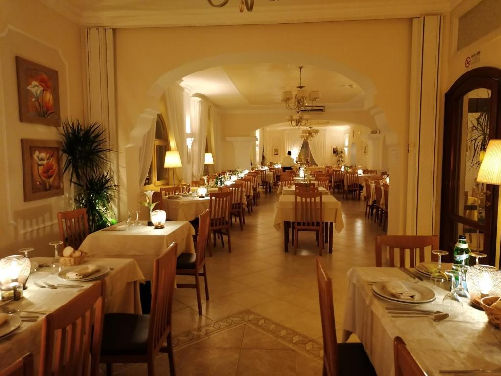 Restaurace v ubytování Hotel Casa Di Meglio