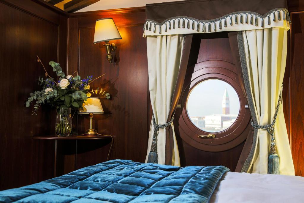 Postel nebo postele na pokoji v ubytování Hotel Bucintoro