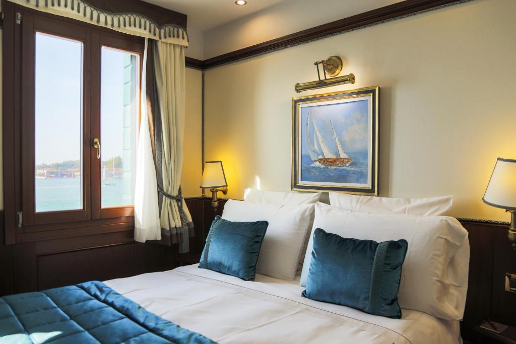 Postel nebo postele na pokoji v ubytování Hotel Bucintoro